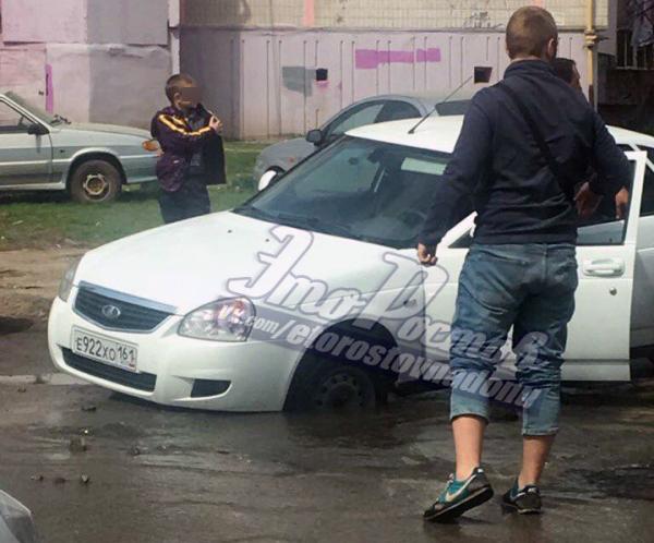 Яма в Ростове попыталась заглотить автомобиль